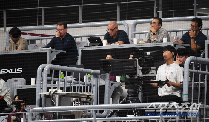  Major League Scouts Visiting Kiwoom Hanwha Game at Gocheok Dome