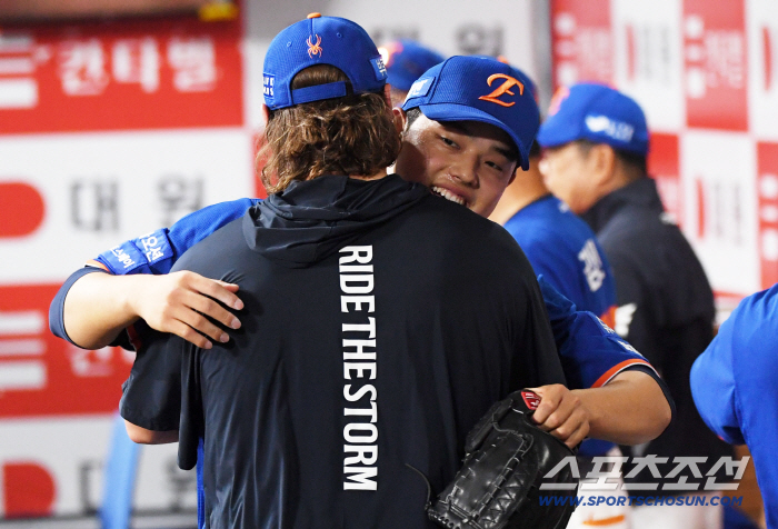  MOON DONG JU, TWICE, hot pitching