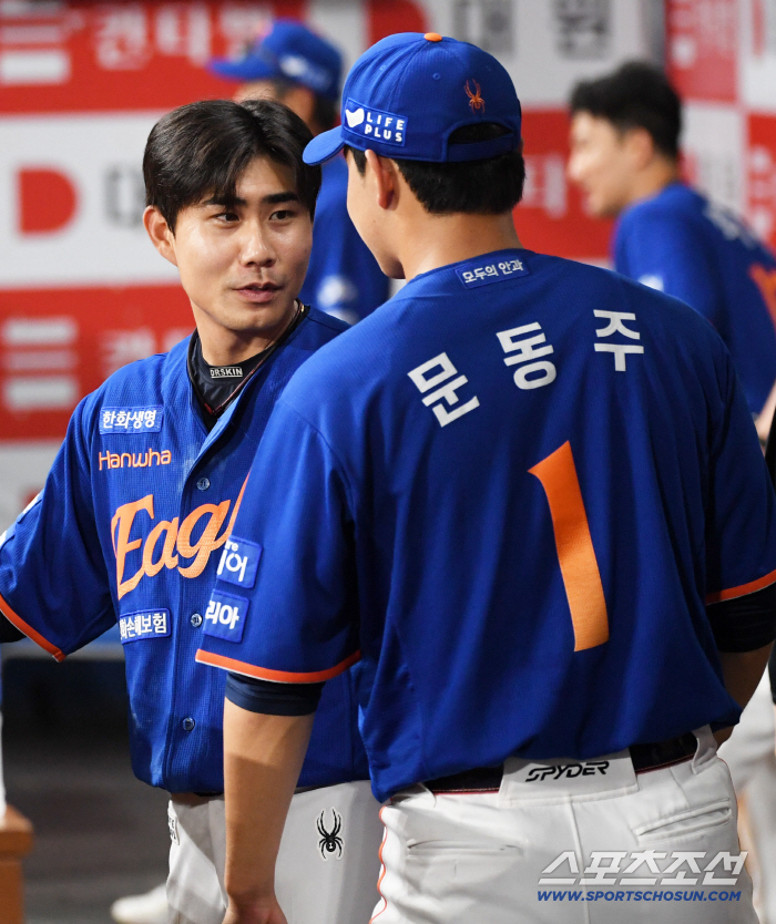  Moon Dongju, Shim Woojun, go first. Kidding