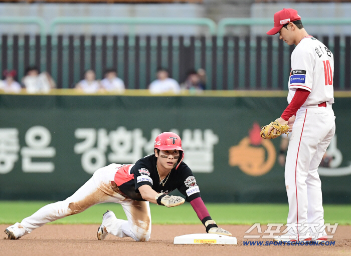  Park Chan-ho stole second base quickly from the first inning