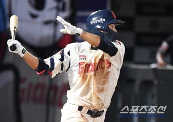 Park Chan-hyung hits the leadoff hitter in the seventh inning