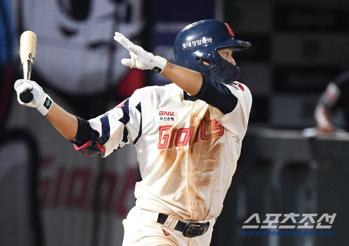  Park Chan-hyung hits the leadoff hitter in the seventh inning