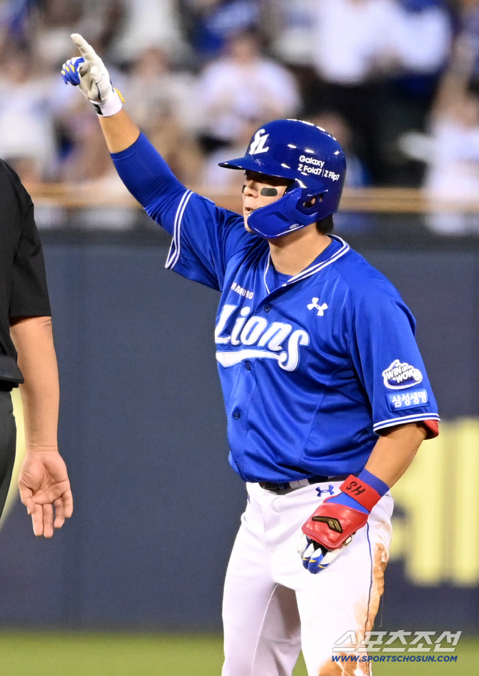  Park Seung-gyu, cheer for a two-run double!
