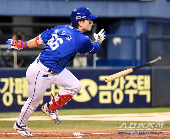  Park Seung-gyu hits a two-run double