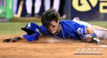  Park Seung-gyu scored on a two-run double