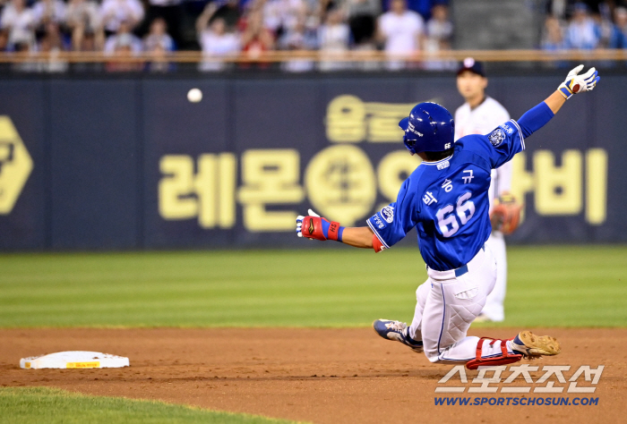  Park Seung-gyu, a two-run double, a sleek sliding