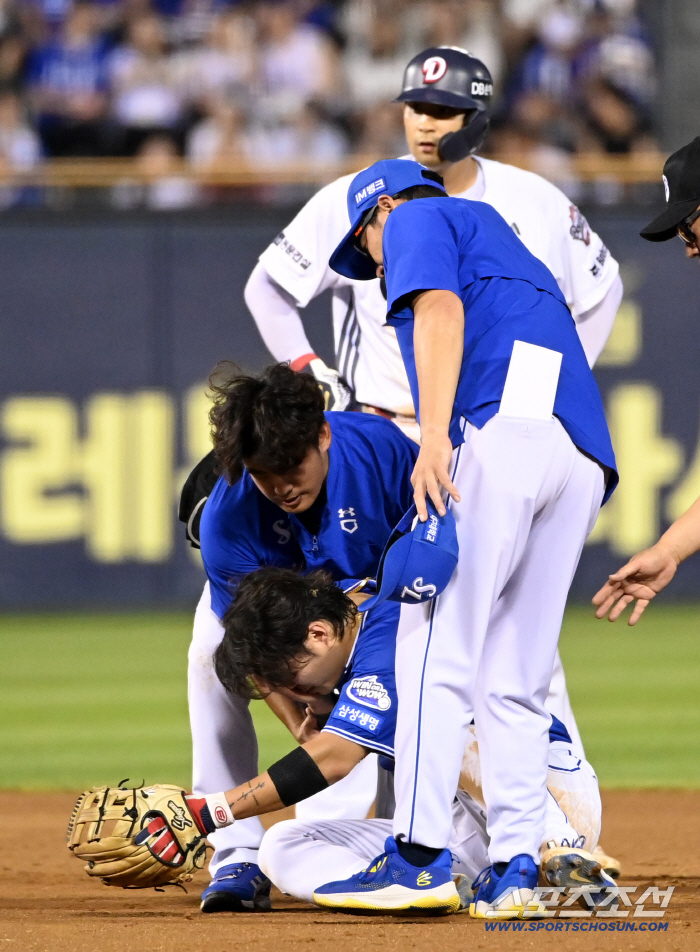  Ryu Jihyuk, who covered his face, was injured when he got hit by a ball in the face