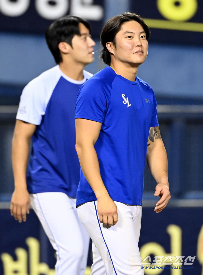  Ryu Jihyuk's face is slightly swollen after being hit by a ball