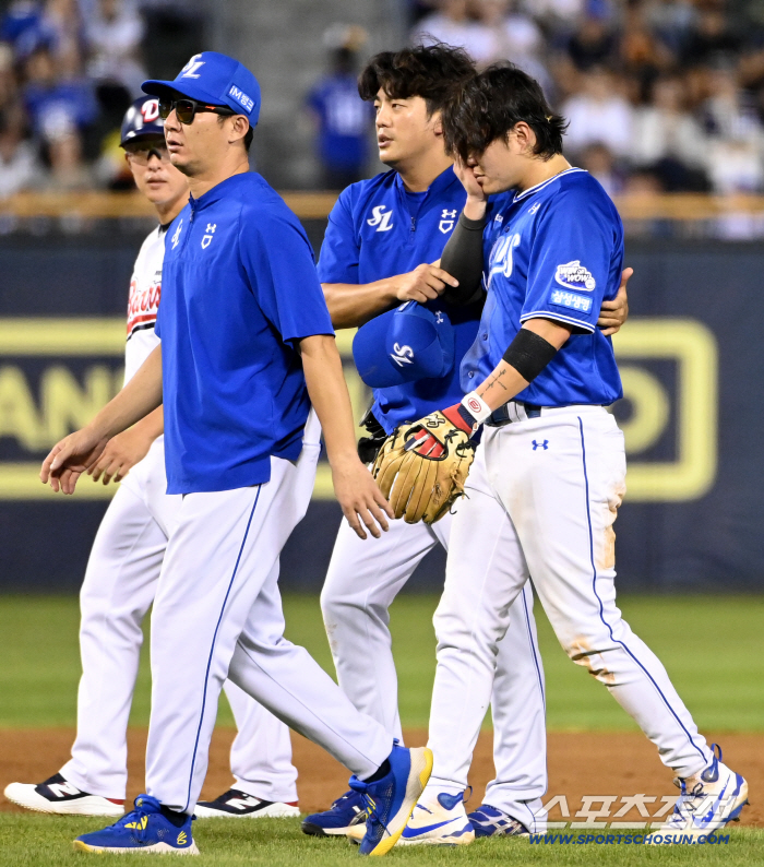  RYUJI HYUK, who covered his face, eventually changed