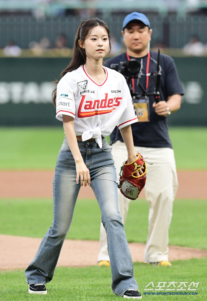  Singer Kim Moong-myang visited Landers Field and threw a powerful first pitch