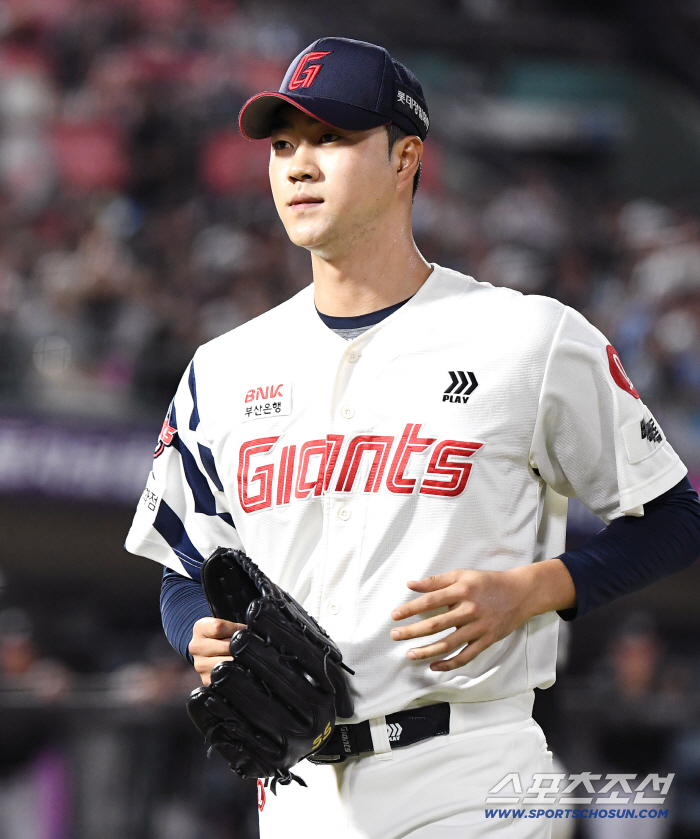  Yoon Sung-bin takes the mound for relief and removes the bases-loaded crisis