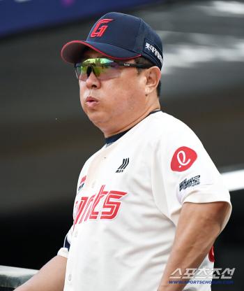 Punked stands, sighing head coach..Giant Runs Again Even With Lowest Spectators In 131 Days 