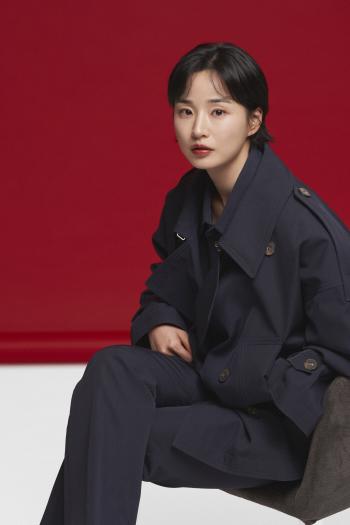  Bang Hyo-rin, who ended her 10 years of obscurity with 'Ama,' said, 'Exposure, smoking, tap dance training, enduring excitement.'
