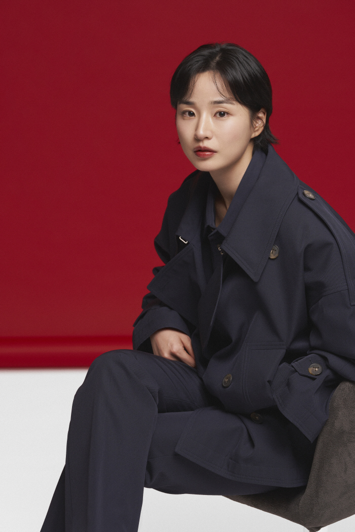  Bang Hyo-rin, who ended her 10 years of obscurity with 'Ama,' said, 'Exposure, smoking, tap dance training, enduring excitement.'