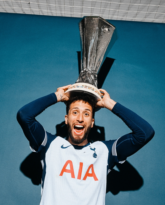 Son Heung-min left, and we're re-signing Tottenham Levi, SON's racist player, and it's like a new signing