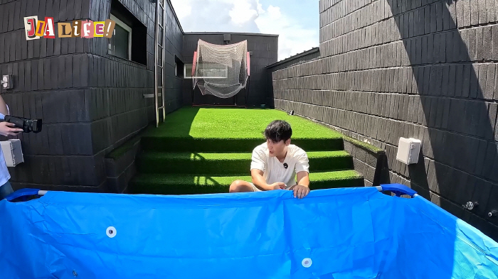 These people are going to be a big deal...Lee Ji-hoon ♥ Oh, it's a big deal. I was shocked when I tried to make a simple swimming pool on the rooftop