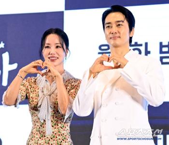  Um Jung-hwa and black knight Song Seung-heon start a comeback show...I decided to return to the entertainment industry
