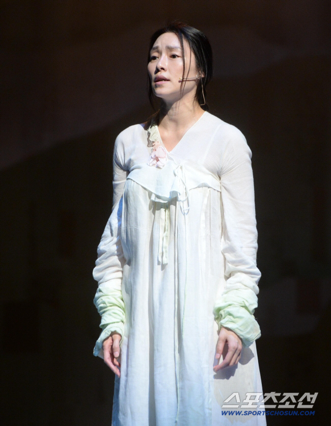 Cha Ji-yeon reveals her toe with a broken toe and a threaded toe...I want you back as soon as possible