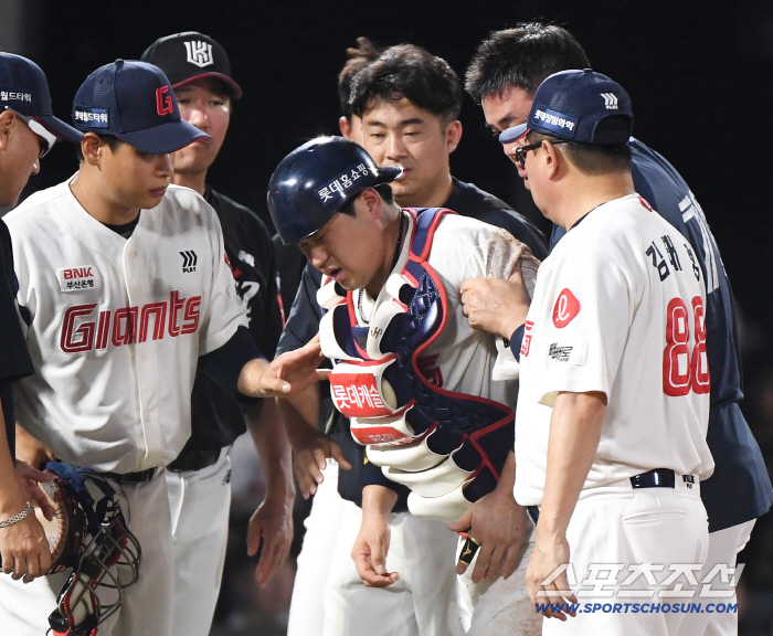Director Kim Tae-hyung ran out, too! 8 Billion Catcher Fell Down by Collarbone Icing in Progress...Watch the progress and go to the hospital. 