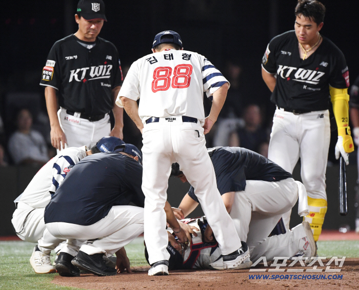 Director Kim Tae-hyung ran out, too! 8 Billion Catcher Fell Down by Collarbone Icing in Progress...Watch the progress and go to the hospital. 