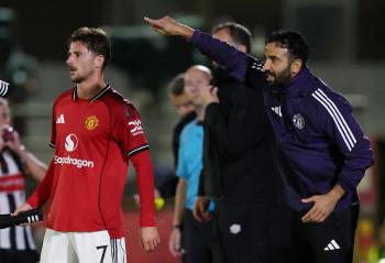 Everyone, Manchester United is broken like this Manchester United, which invested £200 million, lost to a fourth division team in the second round of the Carabao Cup. the loss of honor and profit
