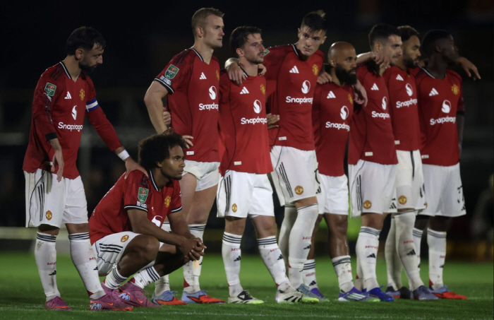 Everyone, Manchester United is broken like this Manchester United, which invested £200 million, lost to a fourth division team in the second round of the Carabao Cup. the loss of honor and profit