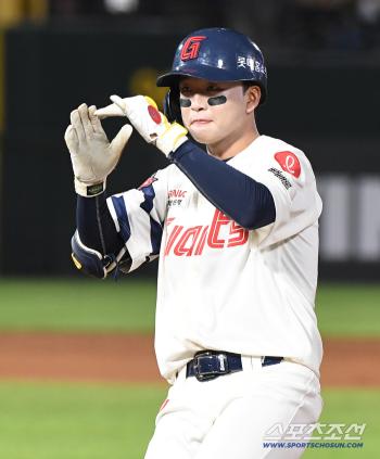 Funny. A batting average of 0.360 Bulbat in August → even the mood maker? 21-year-old rookie shortstop, Lotte Lee Ho-joon's ambition 