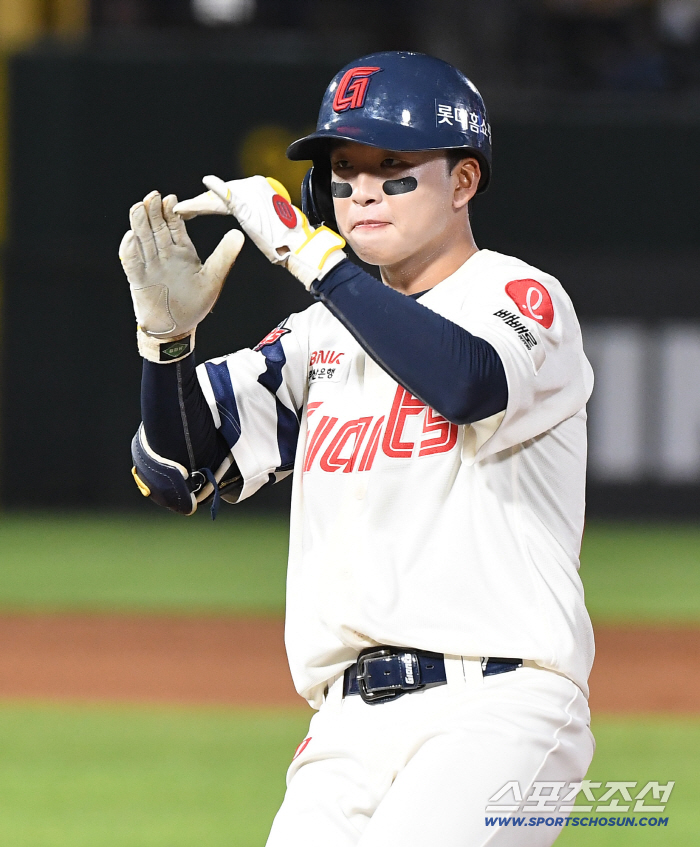 Funny. A batting average of 0.360 Bulbat in August → even the mood maker? 21-year-old rookie shortstop, Lotte Lee Ho-joon's ambition 