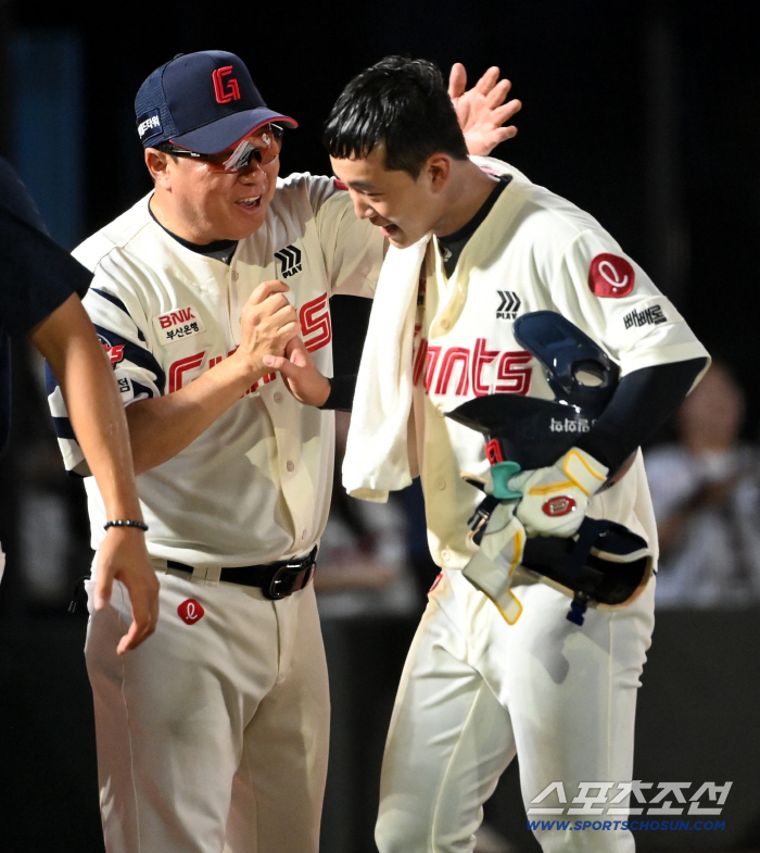 Funny. A batting average of 0.360 Bulbat in August → even the mood maker? 21-year-old rookie shortstop, Lotte Lee Ho-joon's ambition 
