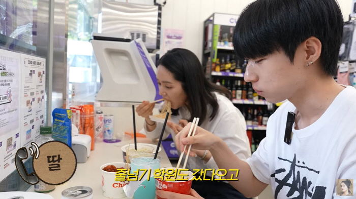 Han Ga-in, you said you ate 10 ramen in your life...I'm eating cup ramen from a convenience store