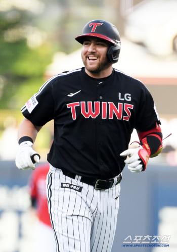 He had three hits and three RBIs, including a triple yesterday and a two-base hit for the second consecutive day. The feeling of hitting naturally  is to help the explosive team of filial foreigners