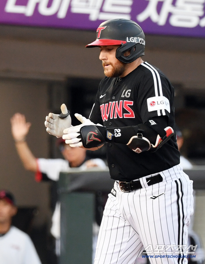 He had three hits and three RBIs, including a triple yesterday and a two-base hit for the second consecutive day. The feeling of hitting naturally  is to help the explosive team of filial foreigners