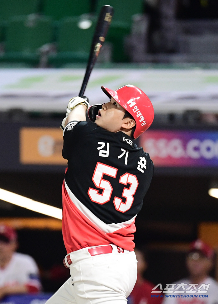 I think he was the 4th hitter at Dongsung High School…Pitcher at bat and full swing? Behind the scenes that the head coach revealed