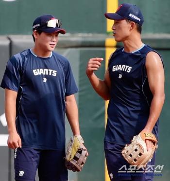 Jinhyuk Noh, who teaches Park Chan-hyung, is touched by mentoring that feels his junior's love. 