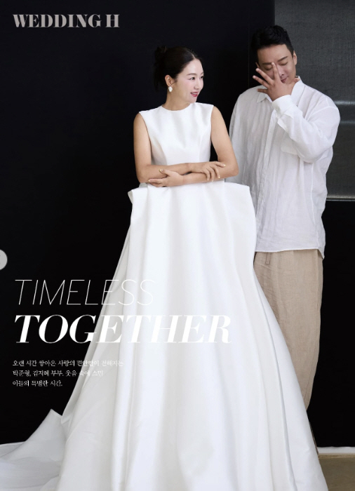 Kim Ji-hye ♥ Park Jun-hyung took a wedding photoshoot for his 20th wedding anniversary. 