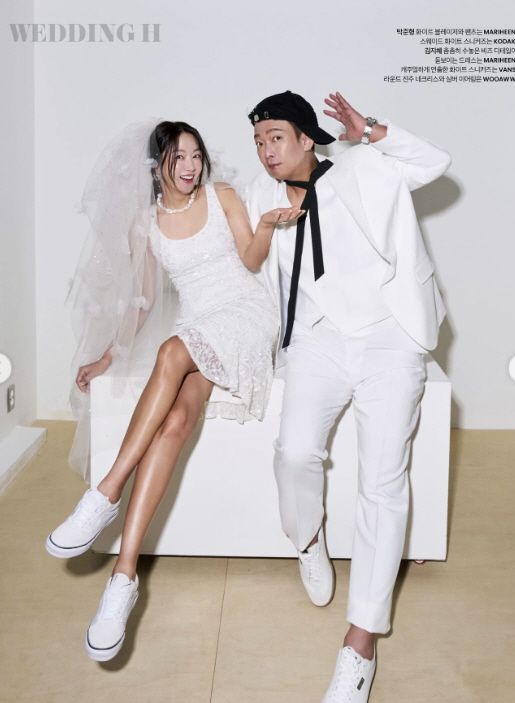 Kim Ji-hye ♥ Park Jun-hyung took a wedding photoshoot for his 20th wedding anniversary. 