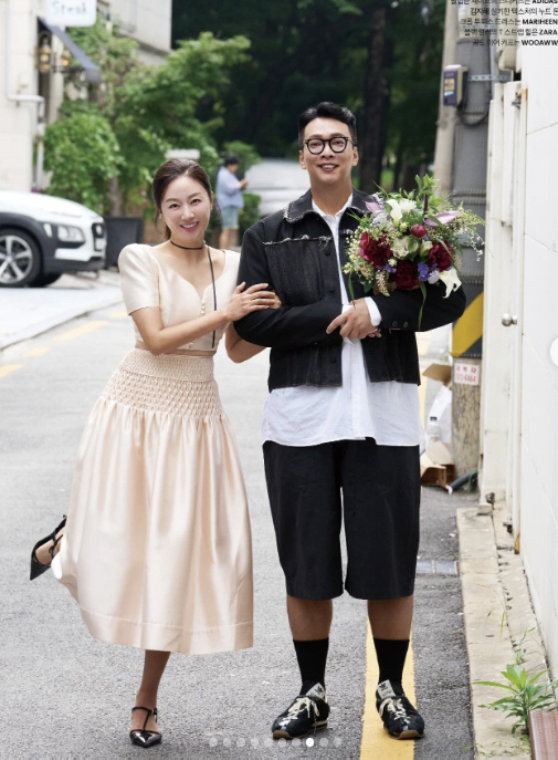Kim Ji-hye ♥ Park Jun-hyung took a wedding photoshoot for his 20th wedding anniversary. 