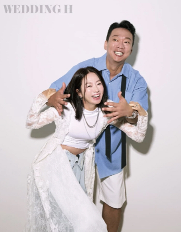 Kim Ji-hye ♥ Park Jun-hyung took a wedding photoshoot for his 20th wedding anniversary. 