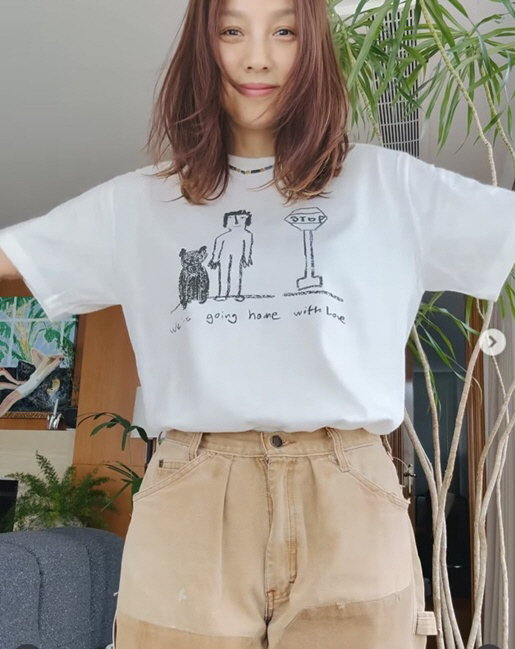 Lee Hyori, did you gain weight..Wear the XL size t-shirt and take a proof shot
