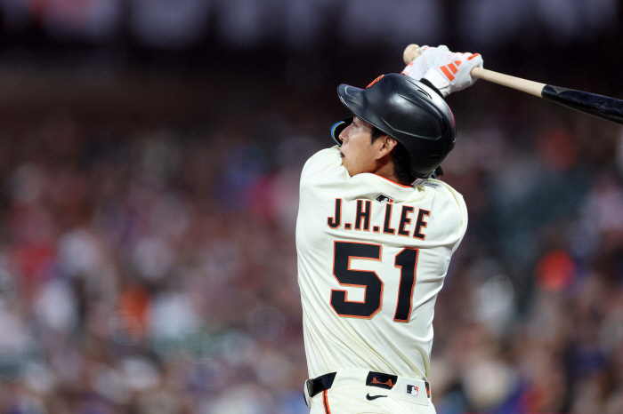 Lee Jung-hoo joined a club opened by science fiction legend Willie Mace, a milestone built up amid a lot of criticism