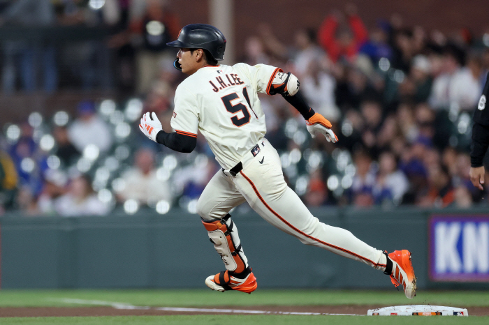 Lee Jung-hoo joined a club opened by science fiction legend Willie Mace, a milestone built up amid a lot of criticism