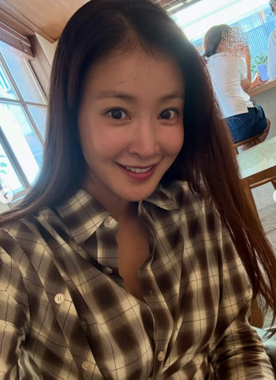 Lee Si-young, who is 8 months pregnant, proudly reveals the tightening full-term D-line..A cafe in Seongsu-dong