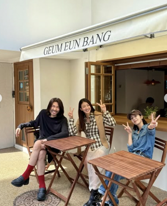 Lee Si-young, who is 8 months pregnant, proudly reveals the tightening full-term D-line..A cafe in Seongsu-dong