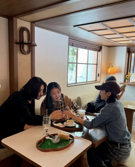 Lee Si-young, who is 8 months pregnant, proudly reveals the tightening full-term D-line..A cafe in Seongsu-dong