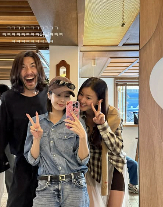 Lee Si-young, who is 8 months pregnant, proudly reveals the tightening full-term D-line..A cafe in Seongsu-dong
