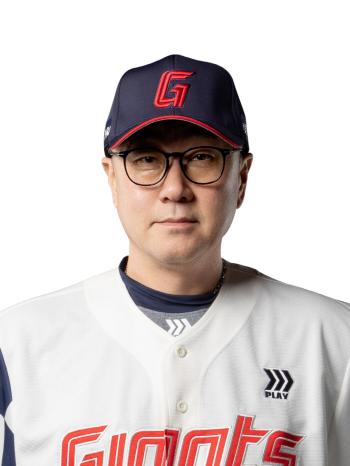 Lotte, which was frustrated in last place in August, finally pulled out a knife to change the coaching staff...Coach Kim Sang-jin, Kim Hyun-wook, and Lee Byung-kyu registered as the first team 