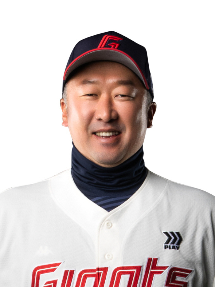 Lotte, which was frustrated in last place in August, finally pulled out a knife to change the coaching staff...Coach Kim Sang-jin, Kim Hyun-wook, and Lee Byung-kyu registered as the first team 