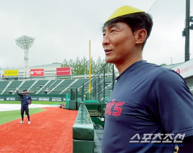 Lotte, which was frustrated in last place in August, finally pulled out a knife to change the coaching staff...Coach Kim Sang-jin, Kim Hyun-wook, and Lee Byung-kyu registered as the first team 