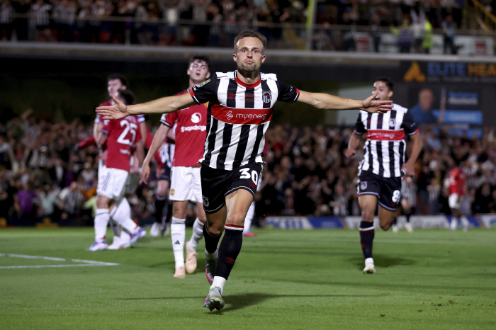 Manchester United's bare face, which was torn to shreds by the shock, shock, and shock fourth division → Amorim completely lost his way…Should I stop playing soccer