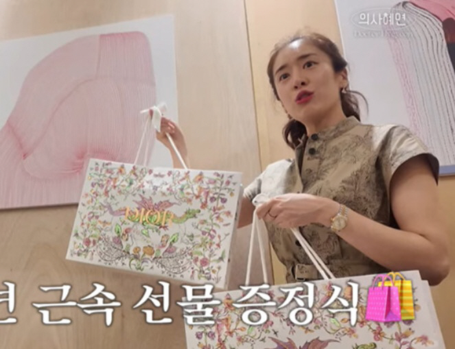 Min Hye-yeon and Joo Jin-mo, even if you play for 6 years, you'll have a lot of money..Dior bag flex on staff